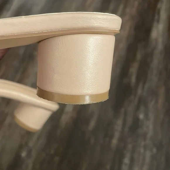 Elegant Cream Mules with Gold Accent - Picture 4 of 5